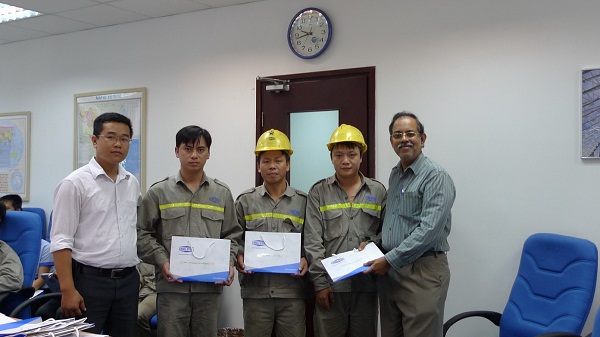 Zamil Steel Vietnam Récompenser les excellents étudiants 2012 - 2013